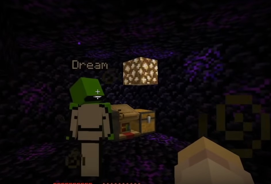 A screenshot from Quackity's stream. He's standing with Dream in the prison cell.